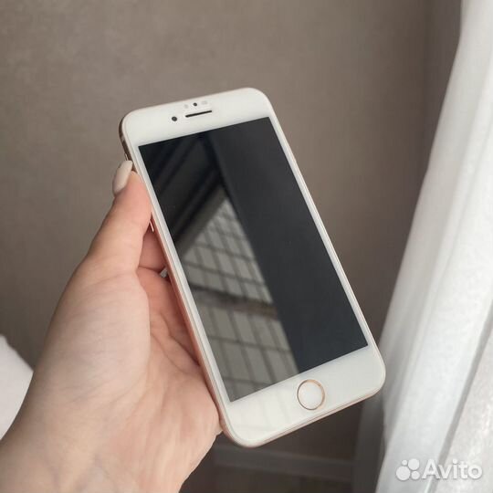 Телефон iPhone 8