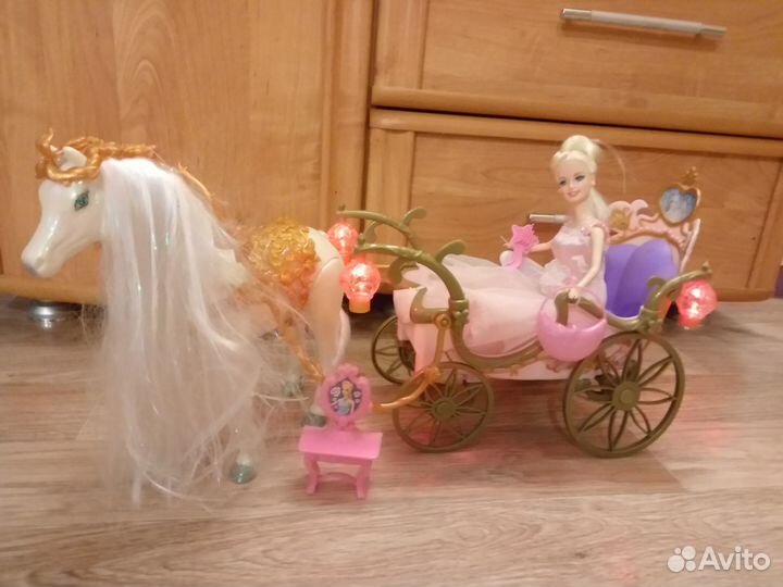 Новая карета с лошадью и куклой движение, музыка