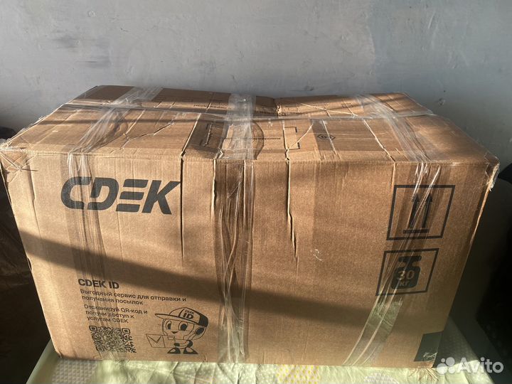 Коробка с одеждой обувью