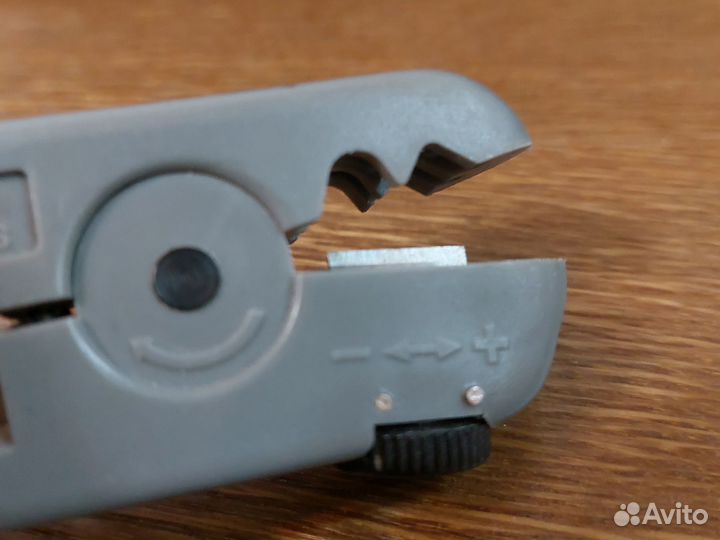 Стриппер для зачистки изоляции и обрезки кабеля