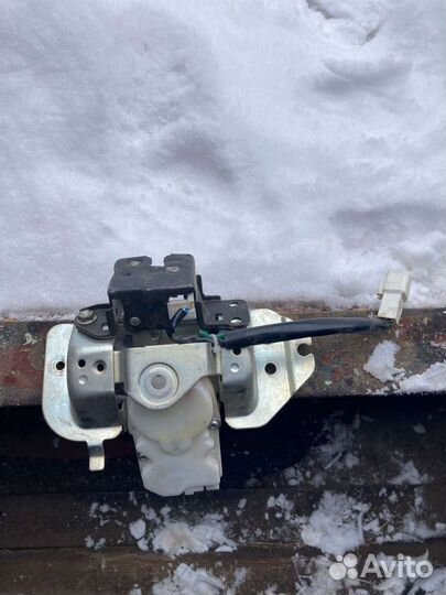 Замок стекла багажника Toyota Highlander II 2013 г