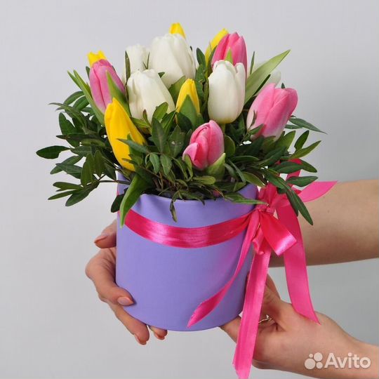 Букет из 15 тюльпанов микс в шляпной коробке