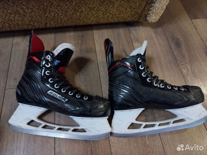 Продаются коньки хоккейные взрослые,шлем и щитки