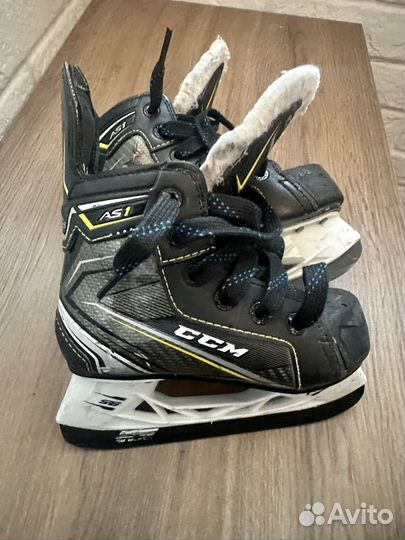 Хоккейные коньки CCM 28 размер