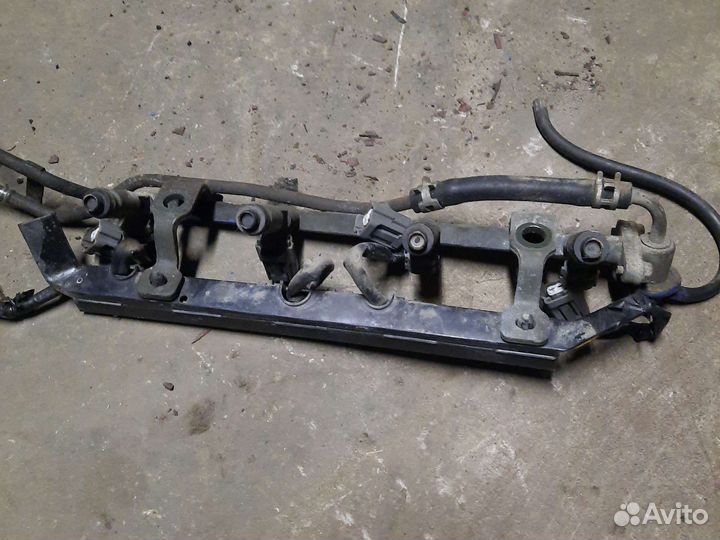 Топливная рампа mazda 323 BA 1.5