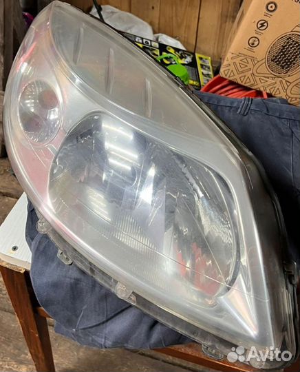 Продам переднюю правую фару на Рено Сандеро