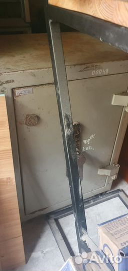 Сейф несгораемый, металлический с затвором