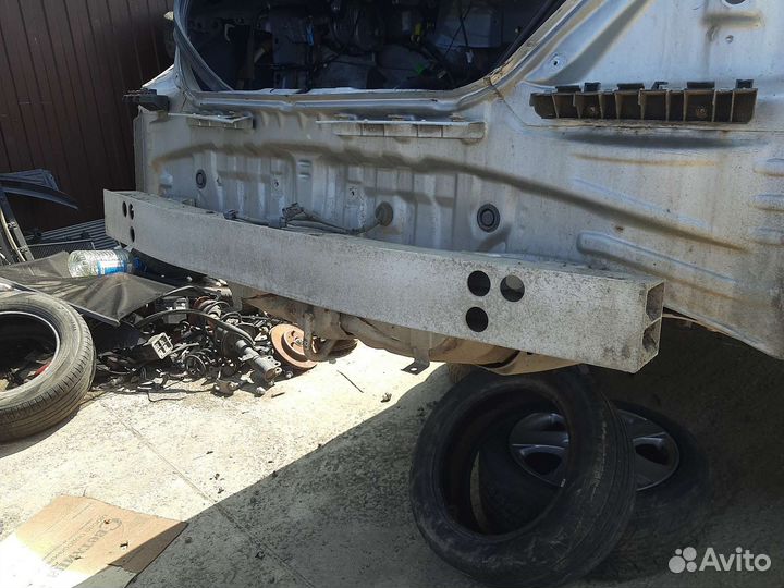 Задний усилитель бампера Honda Legend