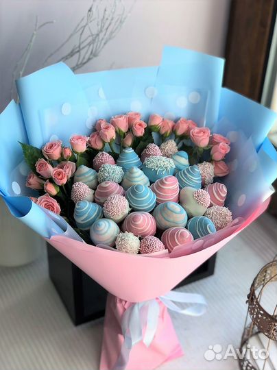 Клубничный букет с цветами для девушки Москва