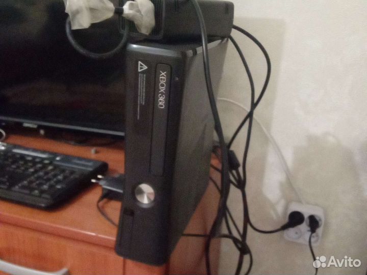 Xbox 360 + 2 геймпада + Kinect