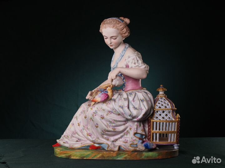 Фарфоровая статуэтка 