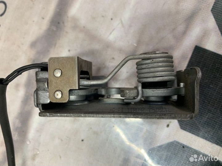 Замок капота правый Bmw X5 E70 N55B30 2012