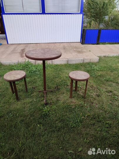 Стол с двумя табуретками на зону отдыха
