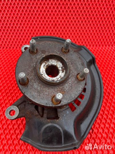 Ступица передняя левая Toyota Noah ZWR80G 2ZR-FXE