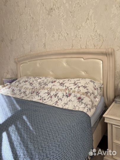 Кровать и две тумбочки