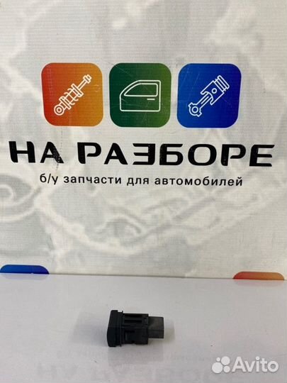 Кнопка лючка бензобака Toyota Camry XV70 2GR-FKS