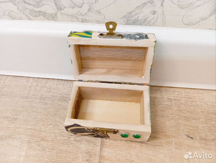 Деревянная шкатулка
