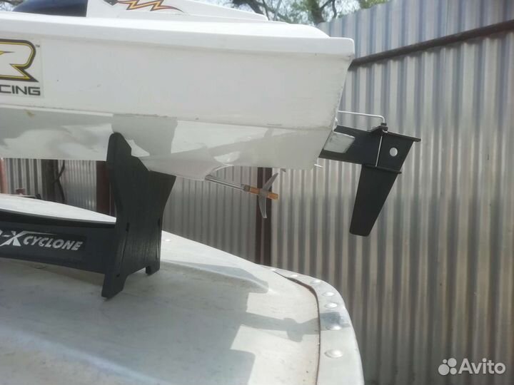 Лодка на р/у