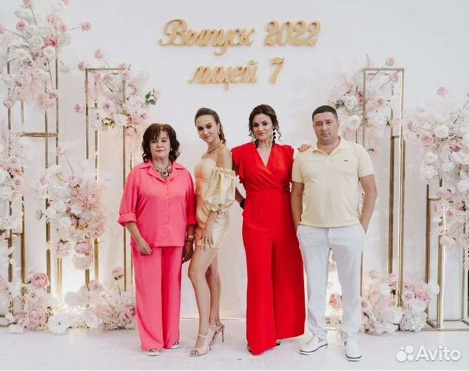 Фотозона с цветами на Выпускной 2023 Выпускник