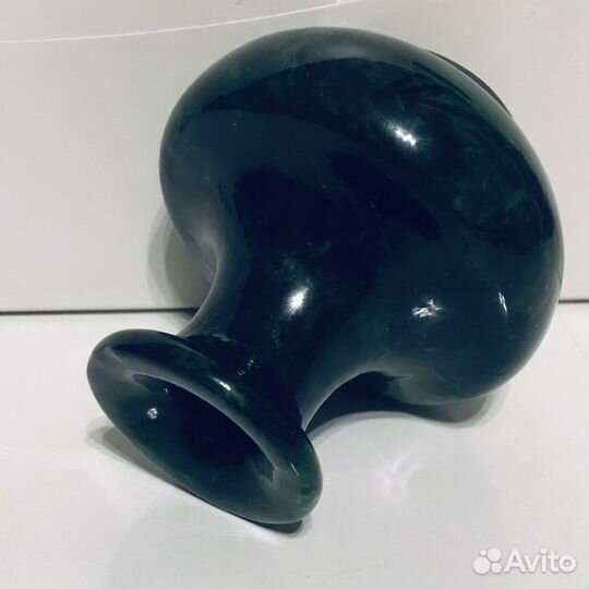 Ваза нефритовая