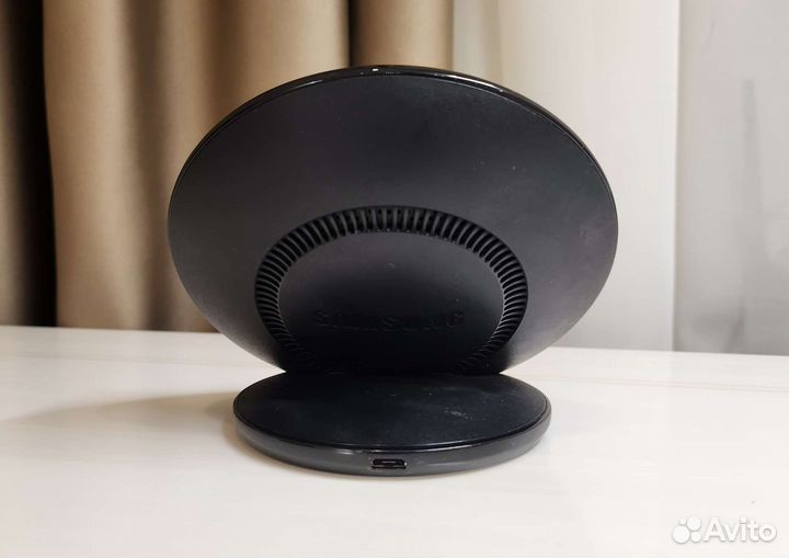 Беспроводная зарядка Samsung EP-NG930