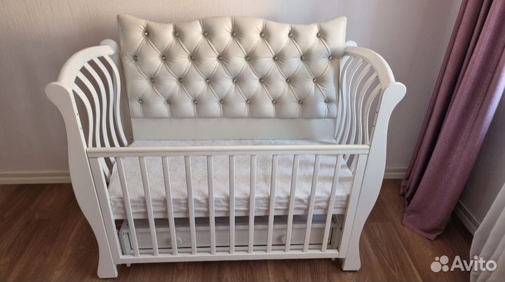 Детская кроватка с маятником и ящиком