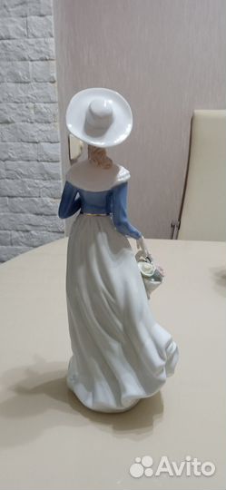 Статуэтка фарфор