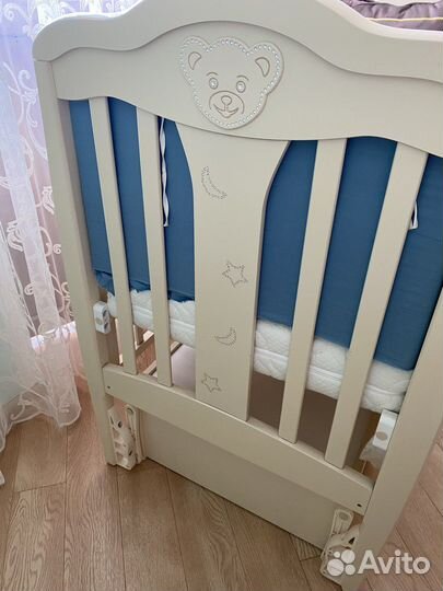 Детская кроватка с маятником