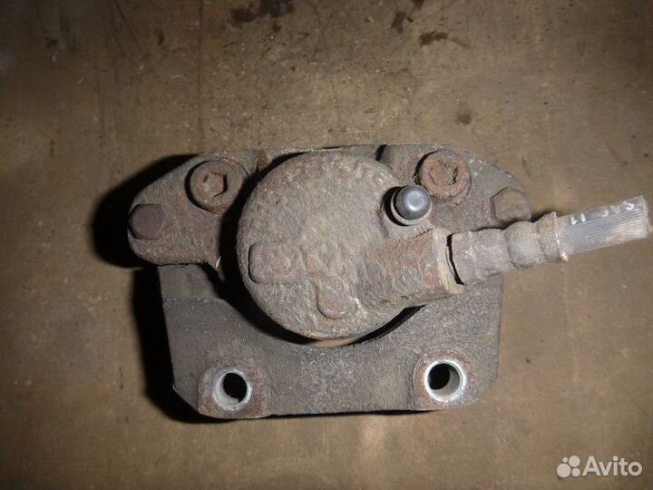 Суппорт передний правый renault sandero 2014