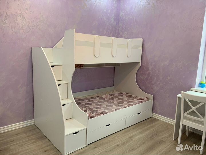Двухъярусная кровать с лестницей-комодом