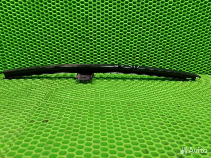 Направляющая стекла двери задняя правая Honda