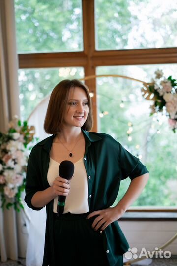 Ведущая, диджей