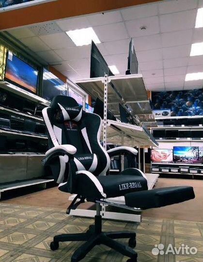 Белое игровое кресло с полным функционалом