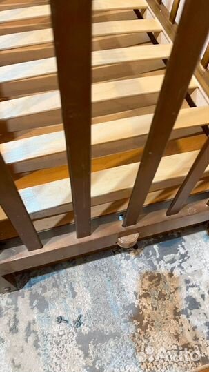 Детская кроватка с маятником и ящиком