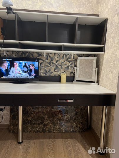 Стол и навесная полка