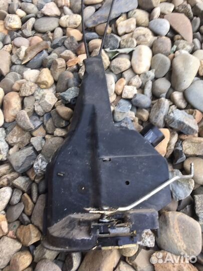 Toyota RAV4 II 2002 замок задней лев пр двери