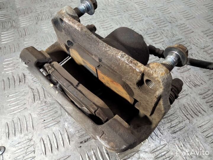 Суппорт передний правый Nissan x-trail t31