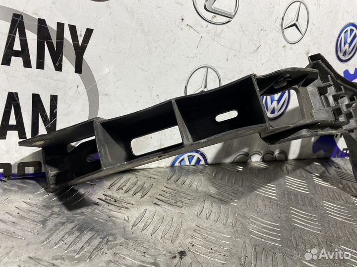 Кронштейн бампера задний правый VW Touran 1