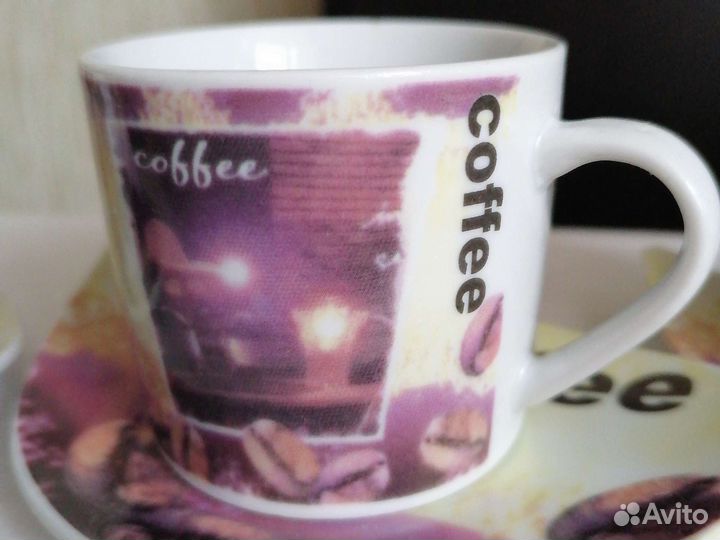 Три кофейные чашки с блюдцами