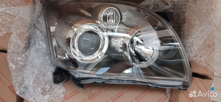 Фара правая Авенсис ксенон