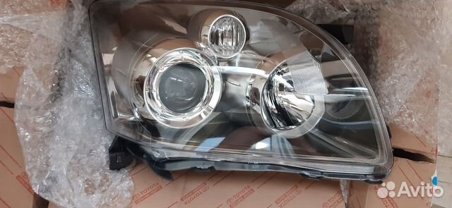 Фара правая Авенсис ксенон
