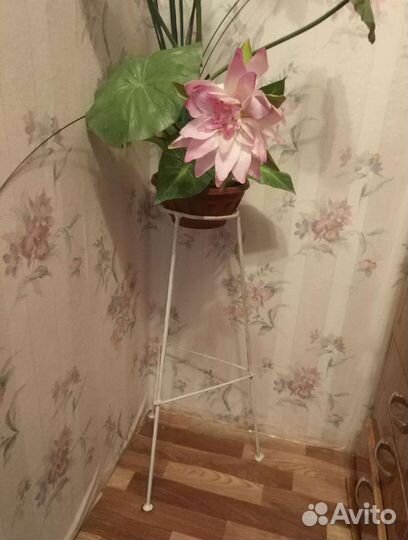 Белоснежная подставка под цветы или растения