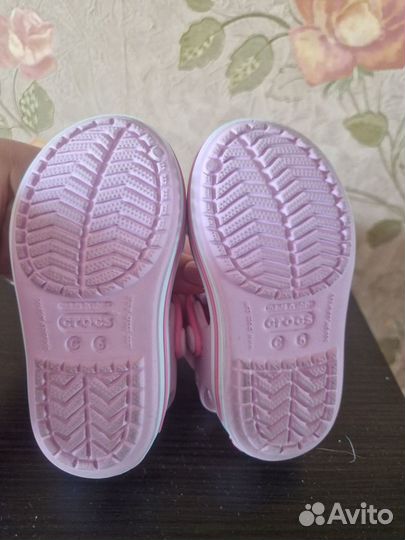 Босоножки для девочки Crocs