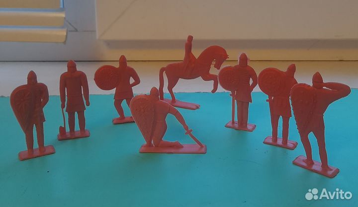 Солдатик пластмассовый