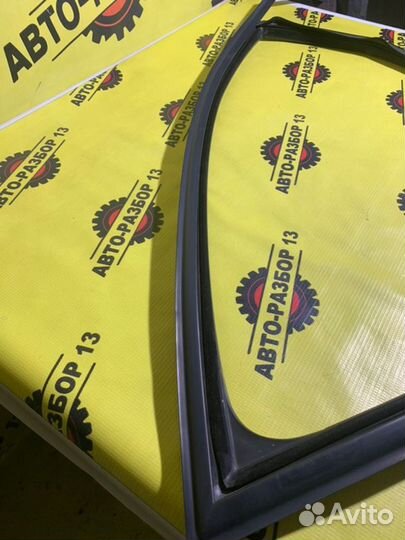 Уплотнитель стекла передний правый Vw Polo 5 1.6