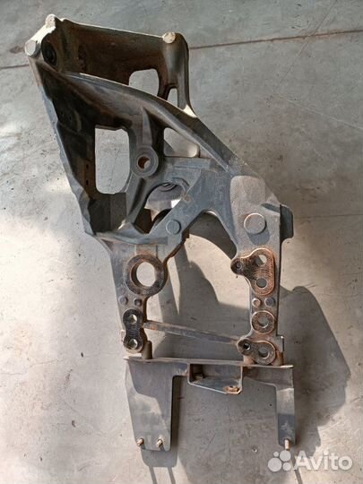 Кронштейн рессоры передний правый Daf Xf 106