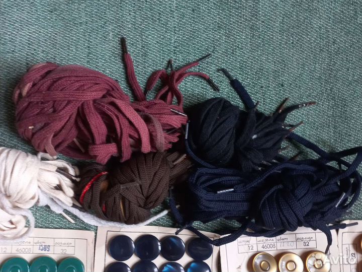 Пуговицы, нитки, шнурки