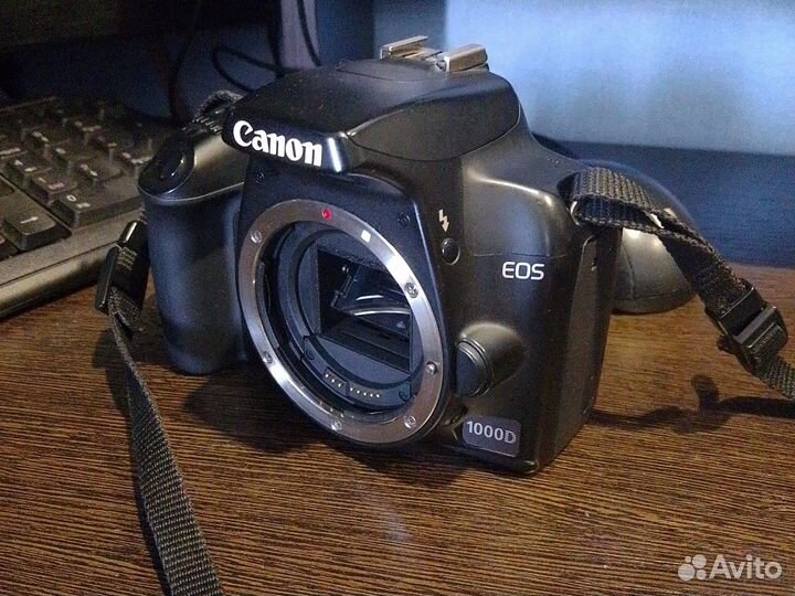 Зеркальный фотоаппарат Canon 1000d