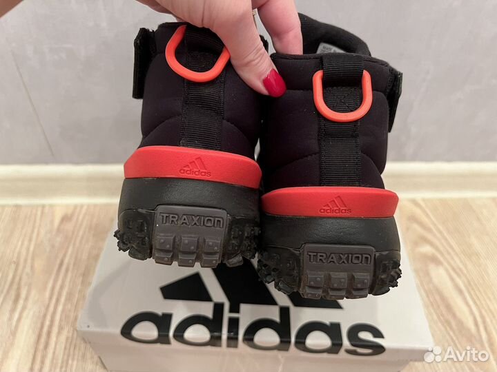 Продам демисезонние кроссовки adidas