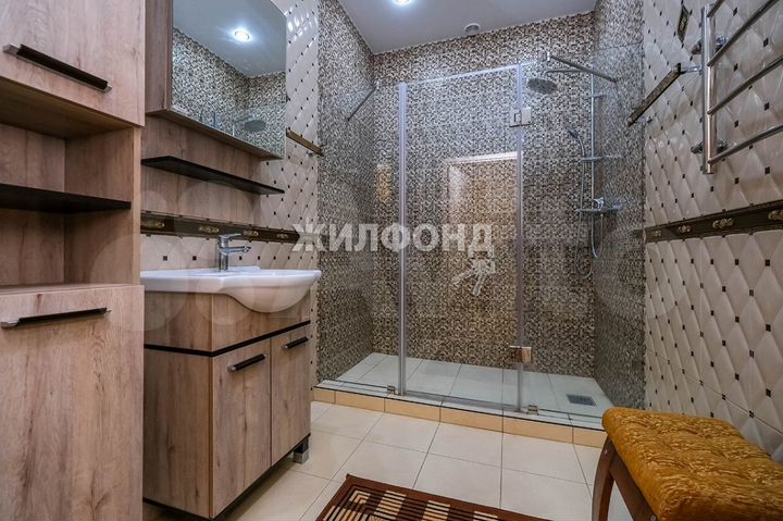 Коттедж 730 м² на участке 10 сот.